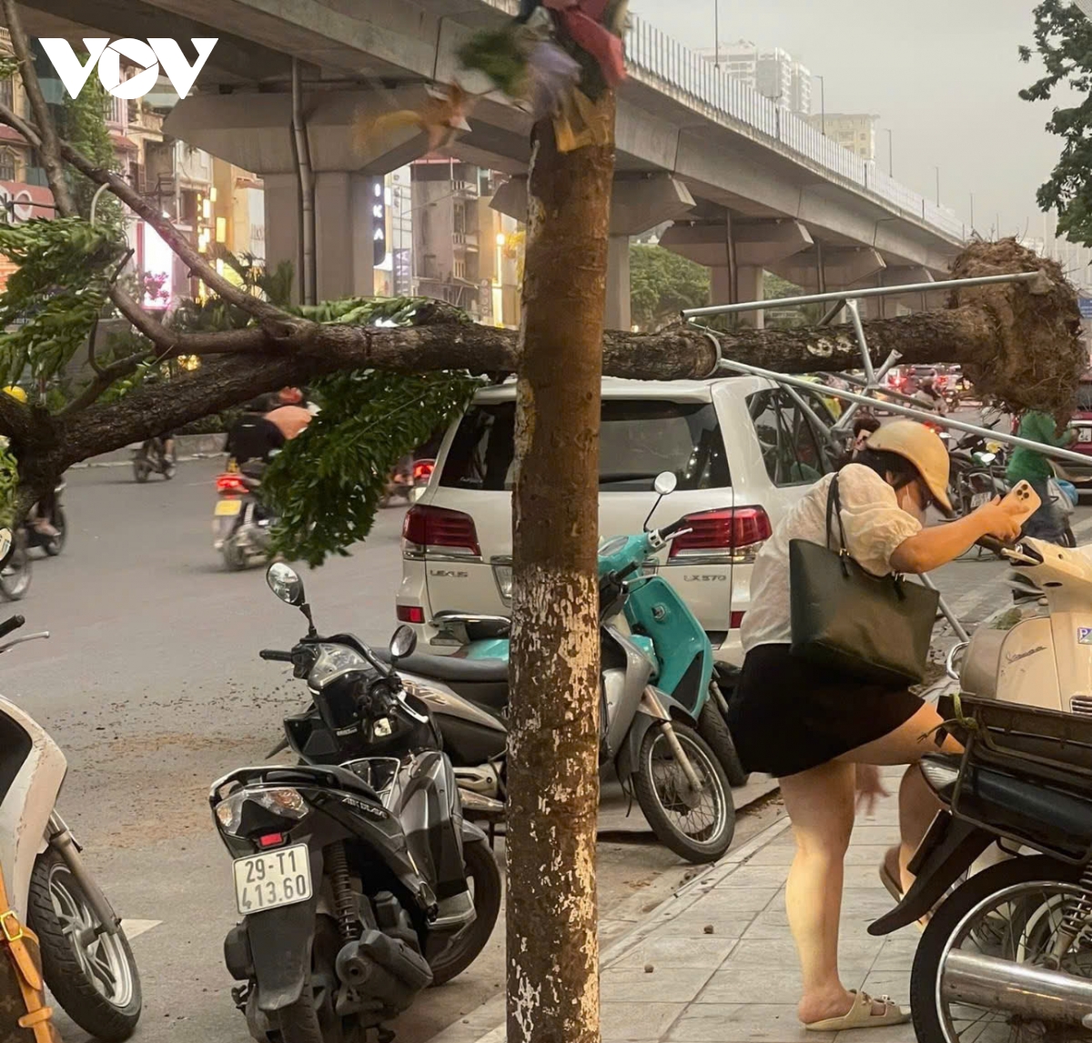 trời hà nội tối sầm, mưa như trút, gió thổi bạt người đi xe máy trên đường hình ảnh 9 troi ha noi toi sam, mua nhu trut, gio thoi bat nguoi di xe may tren duong hinh anh 9
