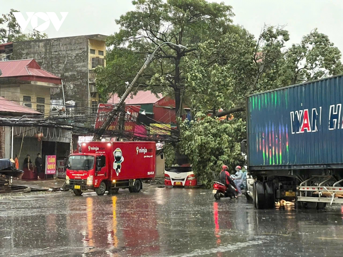 trời hà nội tối sầm, mưa như trút, gió thổi bạt người đi xe máy trên đường hình ảnh 8 troi ha noi toi sam, mua nhu trut, gio thoi bat nguoi di xe may tren duong hinh anh 8