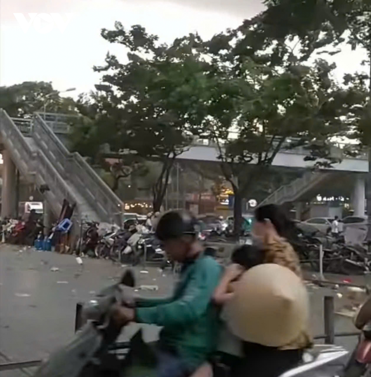 trời hà nội tối sầm, mưa như trút, gió thổi bạt người đi xe máy trên đường hình ảnh 3 troi ha noi toi sam, mua nhu trut, gio thoi bat nguoi di xe may tren duong hinh anh 3
