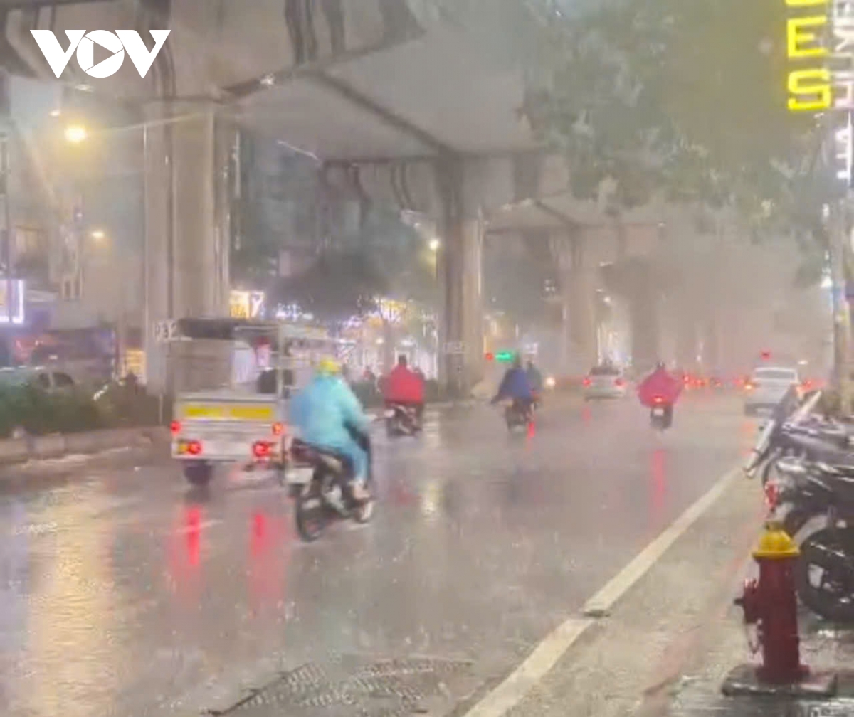 trời hà nội tối sầm, mưa như trút, gió thổi bạt người đi xe máy trên đường hình ảnh 1 troi ha noi toi sam, mua nhu trut, gio thoi bat nguoi di xe may tren duong hinh anh 1