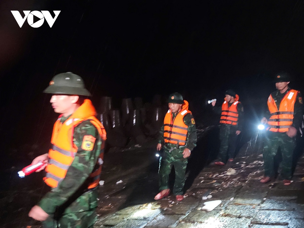 Đêm mưa không ngủ, bộ đội biên phòng cửa khẩu cảng hải thịnh bám biển giữ đê hình ảnh 1 Dem mua khong ngu, bo doi bien phong cua khau cang hai thinh bam bien giu de hinh anh 1