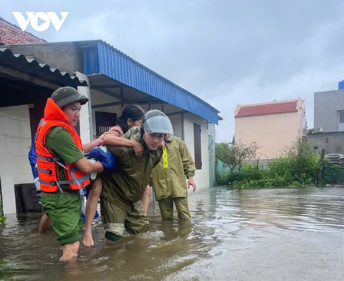 ninh binh khan truong ung pho bao so 3, di doi hon 3.400 dan den noi an toan hinh anh 1