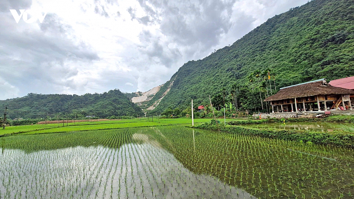 nguoi dan thon coc bo lao cai nom nop noi lo dat da sat lo vao nha khi mua lon hinh anh 11