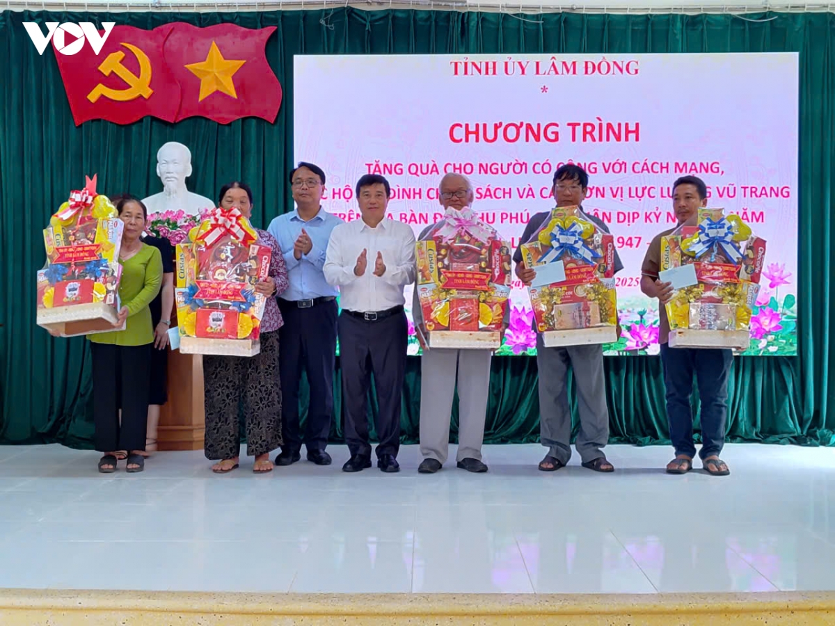 cac dia phuong tham hoi nguoi co cong, gia dinh chinh sach nhan dip ky niem 27 7 hinh anh 2
