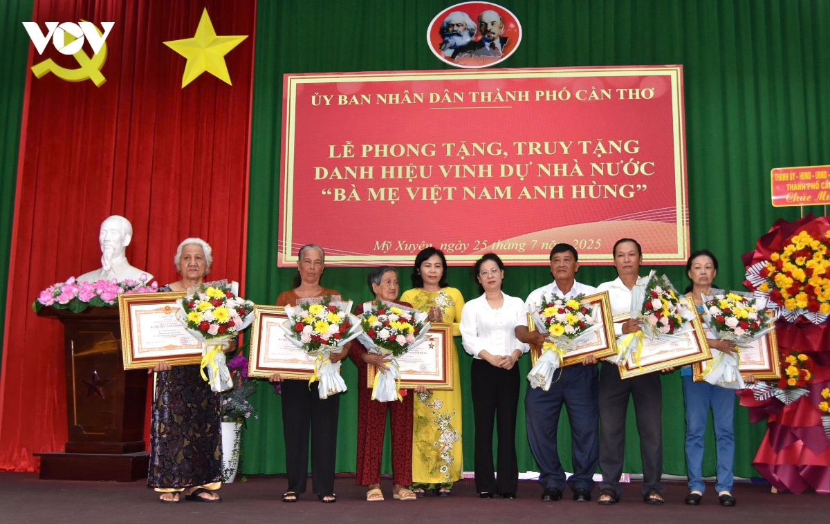 cac dia phuong tham hoi nguoi co cong, gia dinh chinh sach nhan dip ky niem 27 7 hinh anh 12