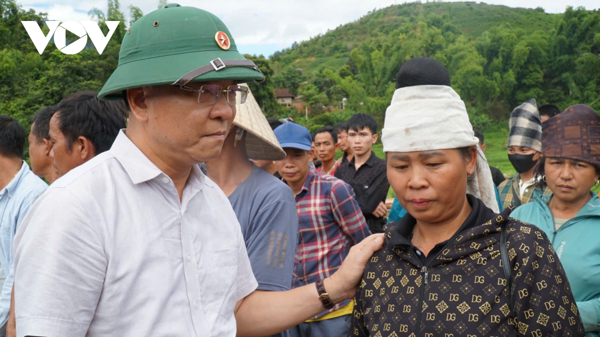 pho thu tuong le thanh long tham, tang qua nguoi dan vung lu son la hinh anh 2