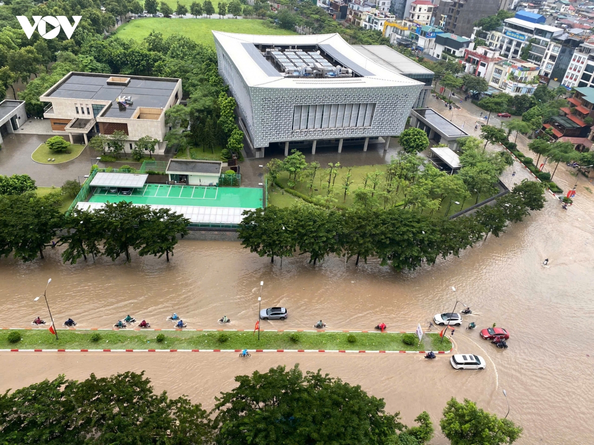 xe chim trong nuoc, chet may la liet sau con mua lon keo dai o ha noi hinh anh 14