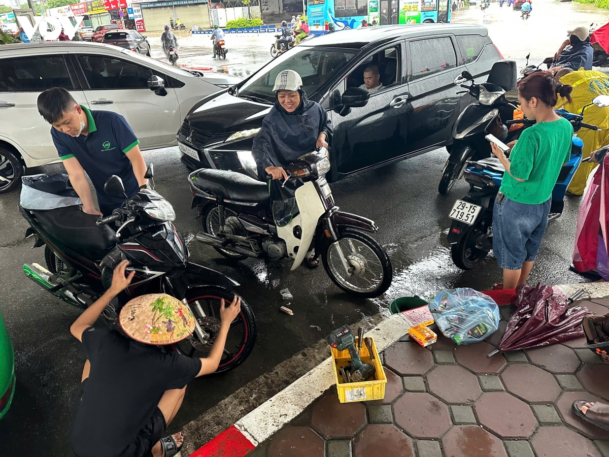 xe chim trong nuoc, chet may la liet sau con mua lon keo dai o ha noi hinh anh 9