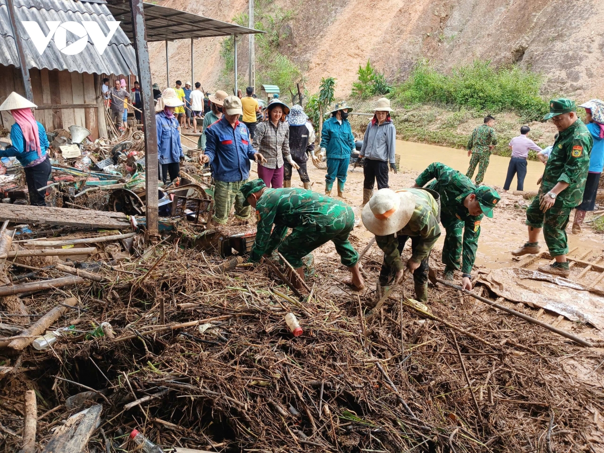 Bộ đội Biên phòng Sơn La cùng bà con vùng lũ vượt khó