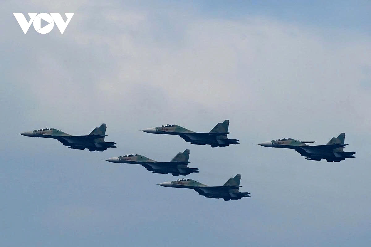 National Day parade countdown: SU-30MK2 fighter jets perform aerobatic maneuvers