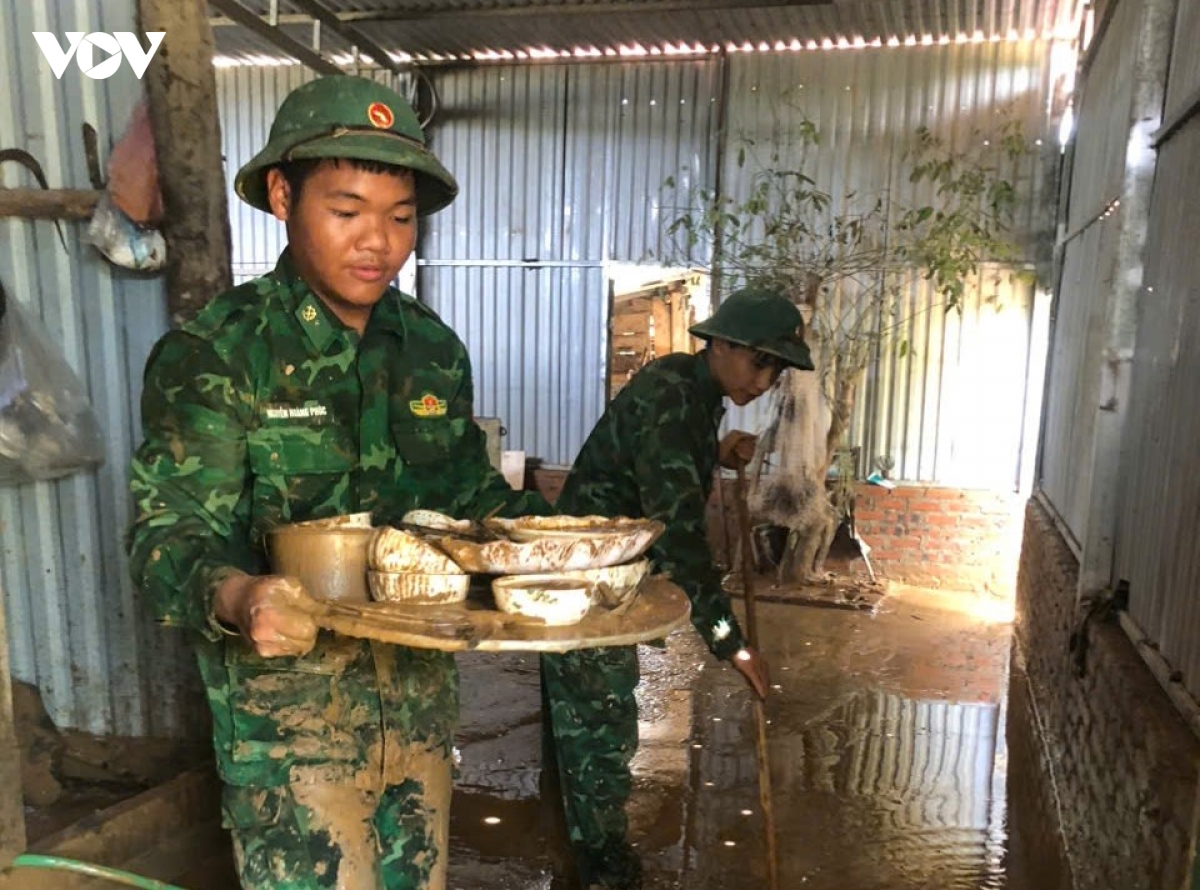 bo doi bien phong son la cung ba con vung lu vuot kho hinh anh 10