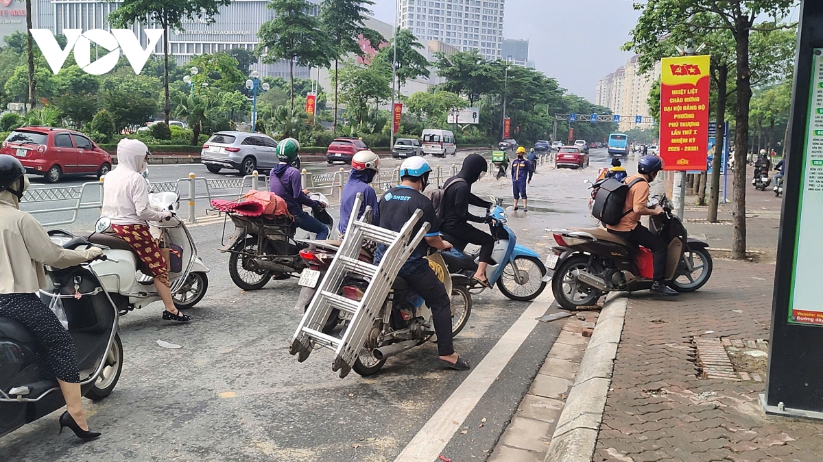 ba ngay sau mua lon, ha noi van co noi ngap sau khien xe cuu ho phai quay dau hinh anh 8