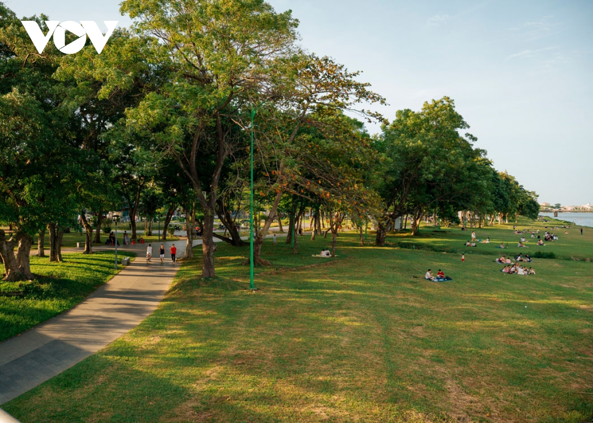 Las praderas son más que parte del paisaje, pues guardan recuerdos, fortalecen lazos comunitarios y ofrecen a los visitantes una puerta de entrada a la belleza serena de Hue. Las praderas son más que parte del paisaje, pues guardan recuerdos, fortalecen lazos comunitarios y ofrecen a los visitantes una puerta de entrada a la belleza serena de Hue.