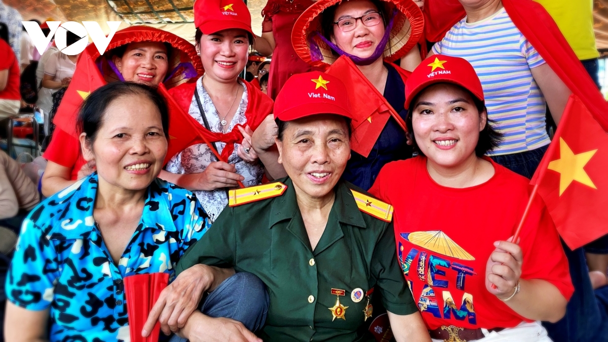 Hàng nghìn người ngồi kín vỉa hè trước 15 tiếng chờ xem tổng duyệt diễu binh