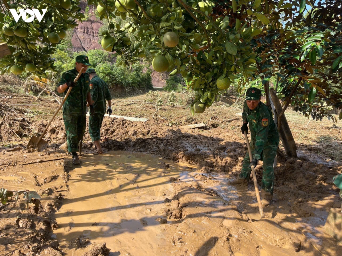 bo doi bien phong son la cung ba con vung lu vuot kho hinh anh 11