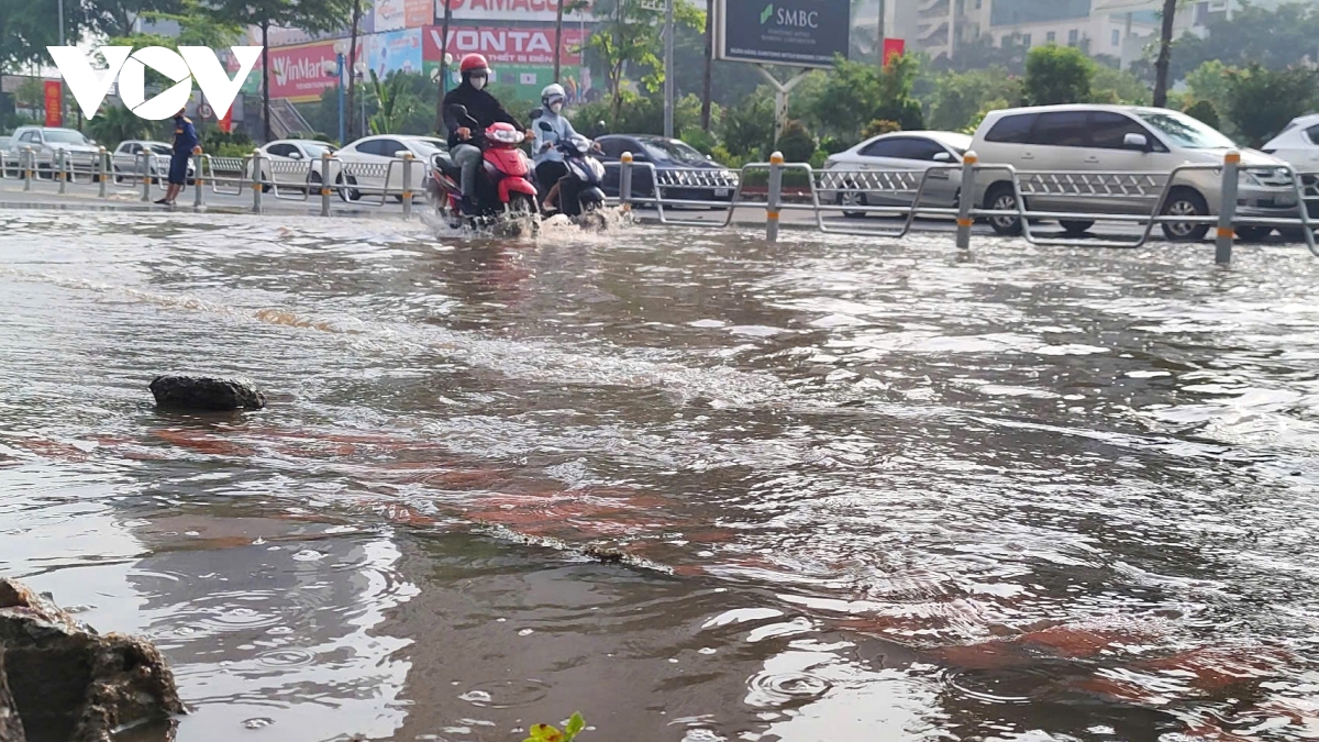 ba ngay sau mua lon, ha noi van co noi ngap sau khien xe cuu ho phai quay dau hinh anh 11