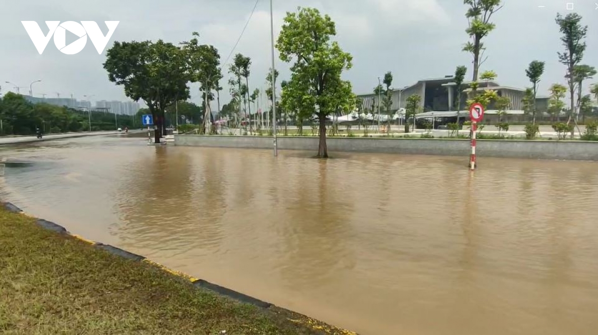 ba ngay sau mua lon, ha noi van co noi ngap sau khien xe cuu ho phai quay dau hinh anh 14