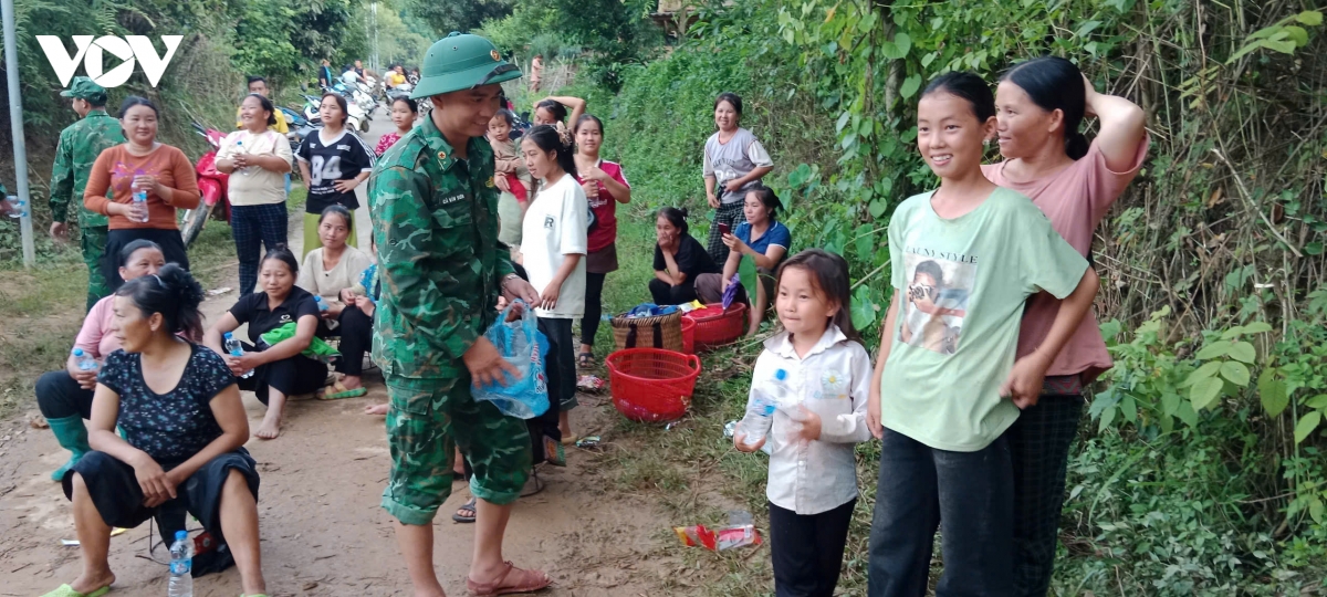 bo doi bien phong son la ho tro ba con vung lu tranh tru an toan trong dem hinh anh 11