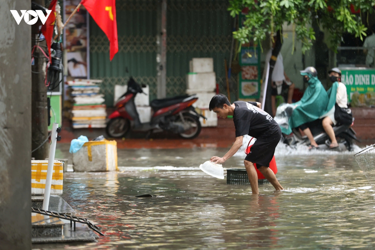 xe chim trong nuoc, chet may la liet sau con mua lon keo dai o ha noi hinh anh 16