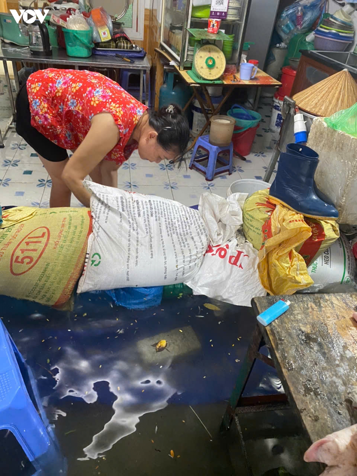 xe chim trong nuoc, chet may la liet sau con mua lon keo dai o ha noi hinh anh 17