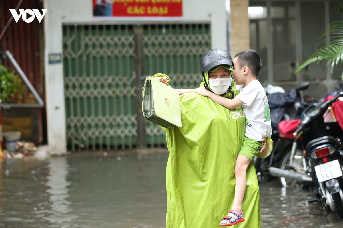 xe chim trong nuoc, chet may la liet sau con mua lon keo dai o ha noi hinh anh 18