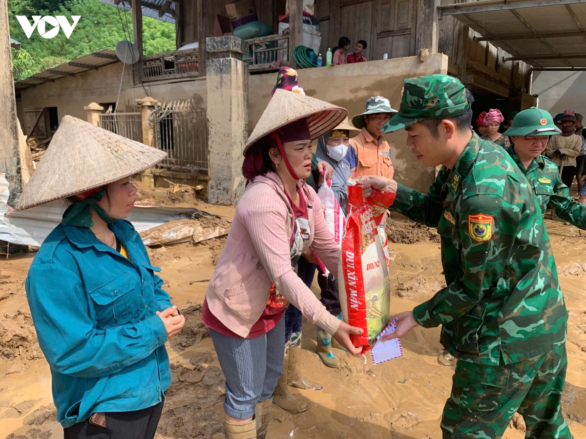 bo doi bien phong son la cung ba con vung lu vuot kho hinh anh 14