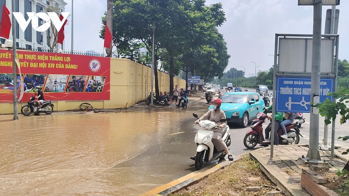 ba ngay sau mua lon, ha noi van co noi ngap sau khien xe cuu ho phai quay dau hinh anh 15