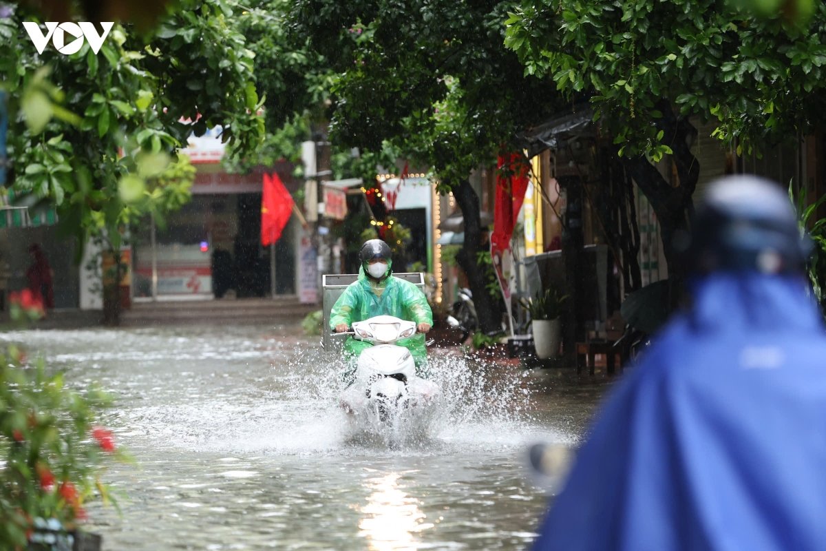 xe chim trong nuoc, chet may la liet sau con mua lon keo dai o ha noi hinh anh 19