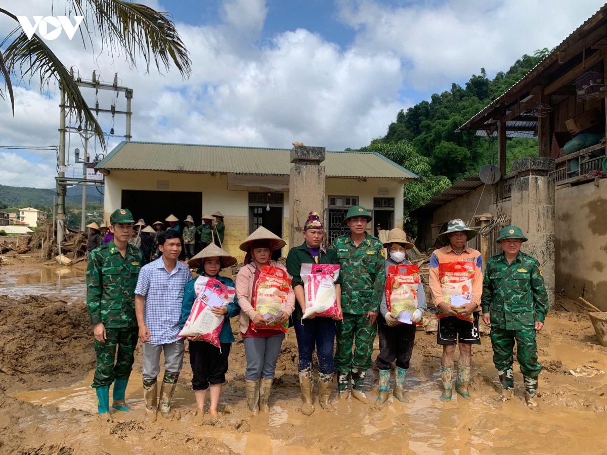 bo doi bien phong son la cung ba con vung lu vuot kho hinh anh 15