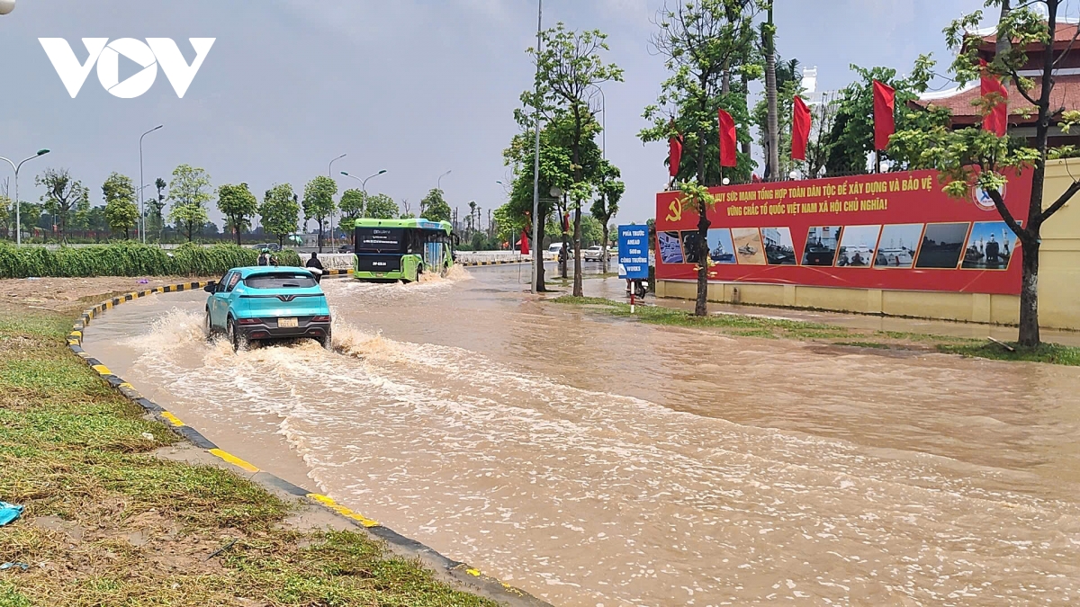 ba ngay sau mua lon, ha noi van co noi ngap sau khien xe cuu ho phai quay dau hinh anh 16