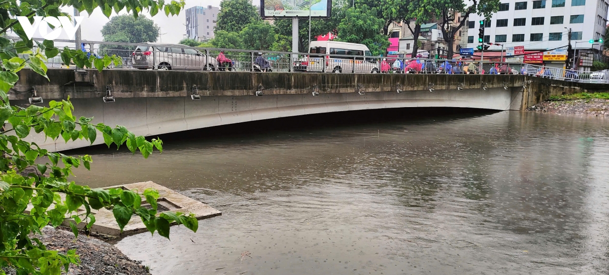 xe chim trong nuoc, chet may la liet sau con mua lon keo dai o ha noi hinh anh 20