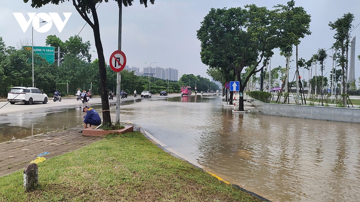 ba ngay sau mua lon, ha noi van co noi ngap sau khien xe cuu ho phai quay dau hinh anh 17