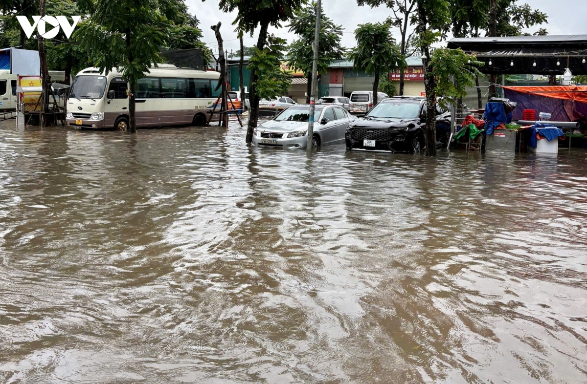 xe chim trong nuoc, chet may la liet sau con mua lon keo dai o ha noi hinh anh 21
