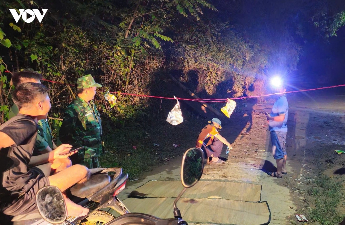 bo doi bien phong son la ho tro ba con vung lu tranh tru an toan trong dem hinh anh 2