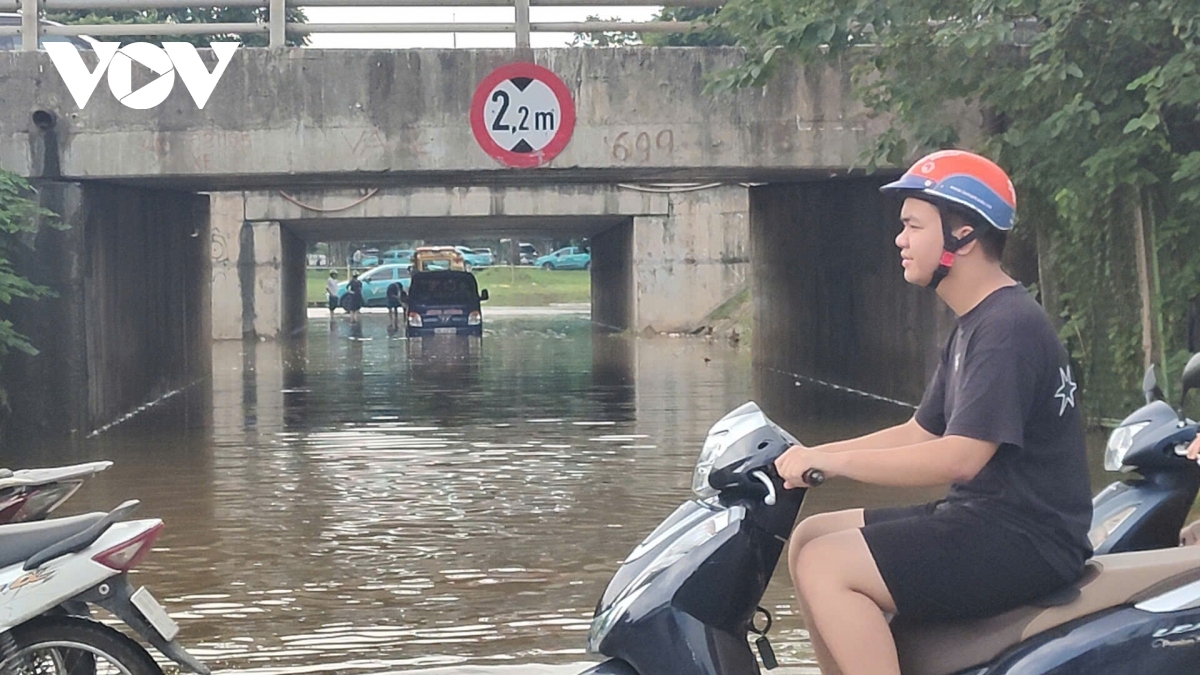 ba ngay sau mua lon, ha noi van co noi ngap sau khien xe cuu ho phai quay dau hinh anh 1