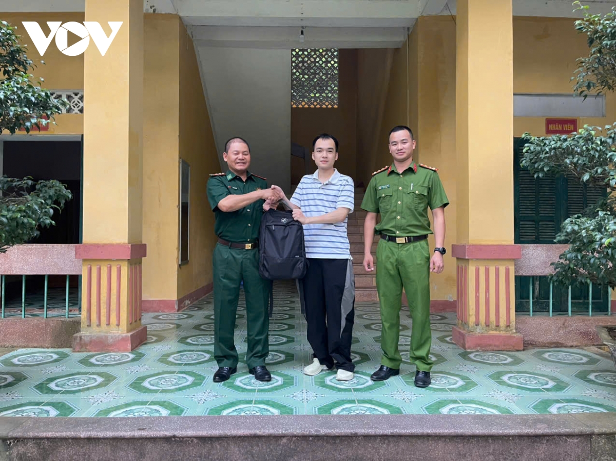 Đồn Biên phòng Đàm Thủy, Cao Bằng trao trả tài sản đánh rơi cho khách du lịch