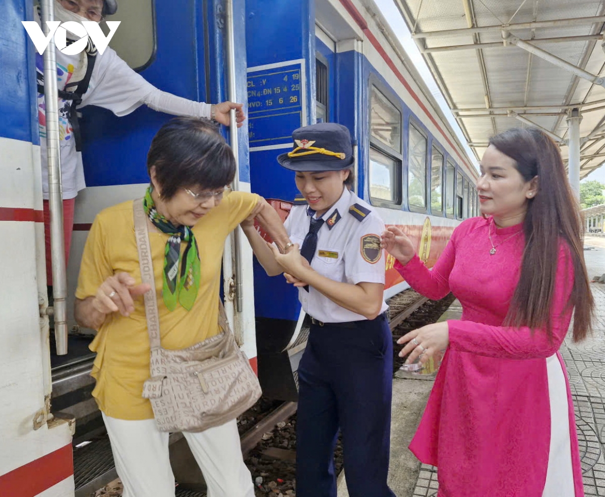 Da nang tang cuong tau, xe phuc vu nguoi dan di lai dip le quoc khanh 2 9 hinh anh 1