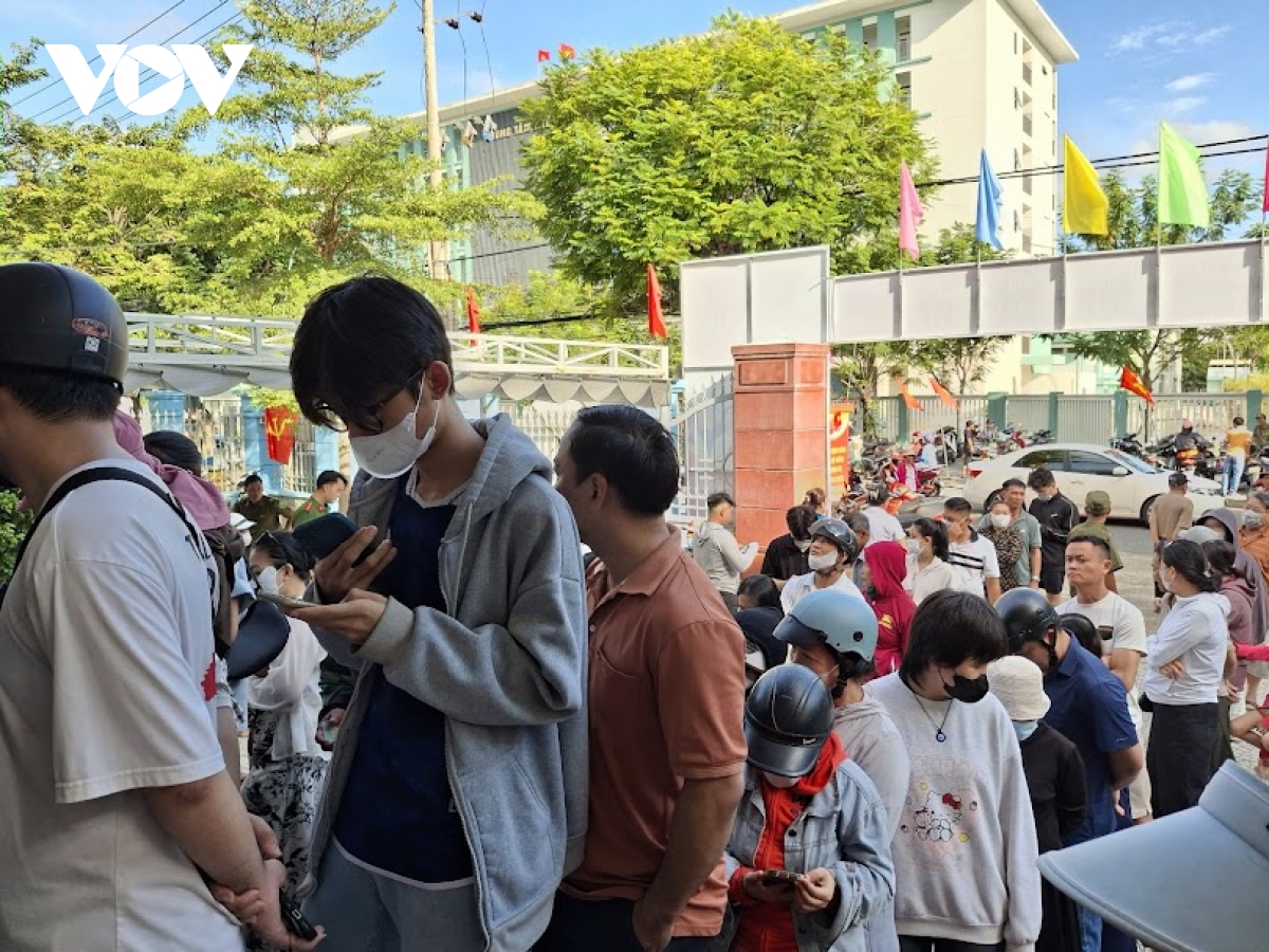 Người dân Đà Nẵng xếp hàng chờ nhận quà Tết Độc lập