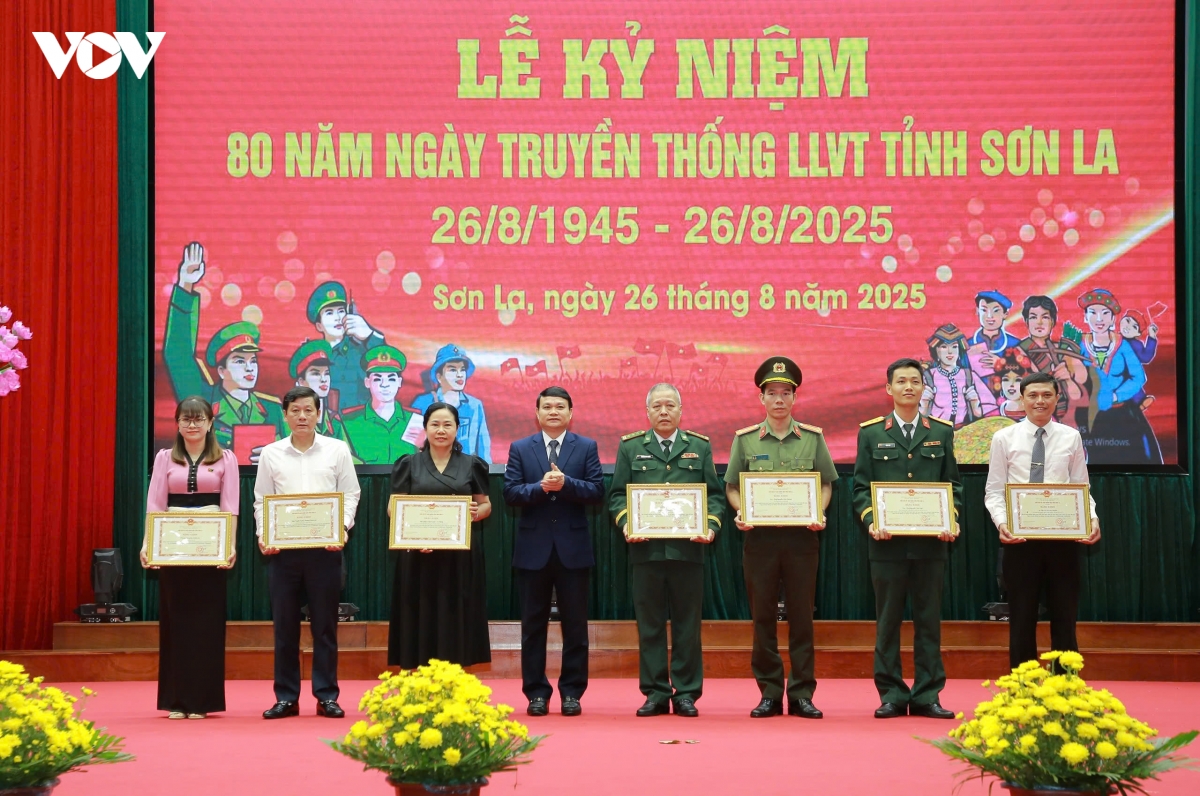 son la ky niem 80 nam ngay truyen thong luc luong vu trang hinh anh 4