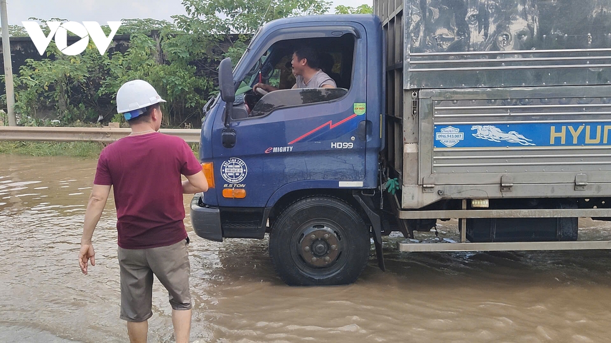 ba ngay sau mua lon, ha noi van co noi ngap sau khien xe cuu ho phai quay dau hinh anh 2