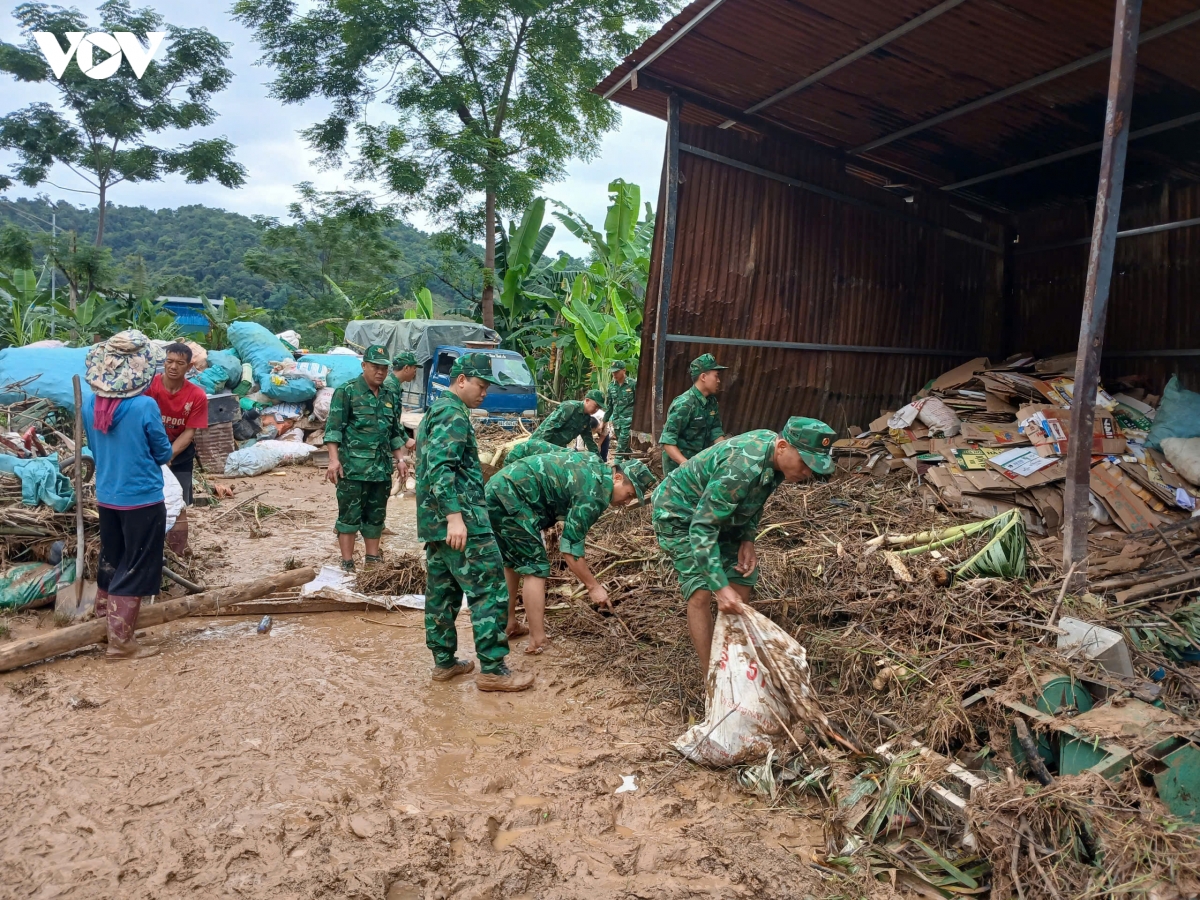 bo doi bien phong son la cung ba con vung lu vuot kho hinh anh 2