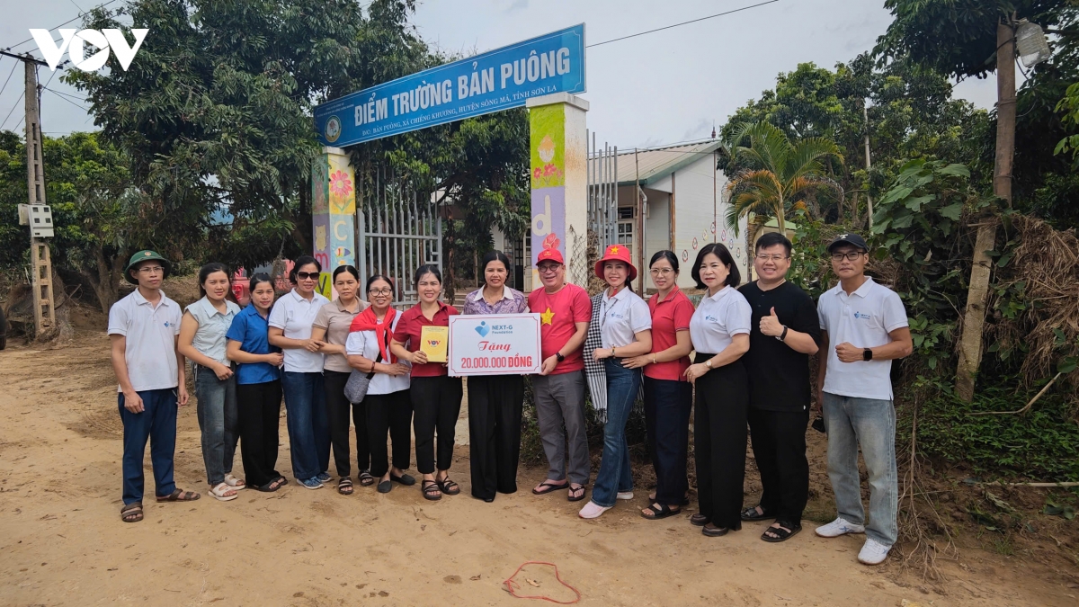 vov tay bac cung quy vi tuong lai trao 600 suat qua ho tro vung lu son la, Dien bien hinh anh 8