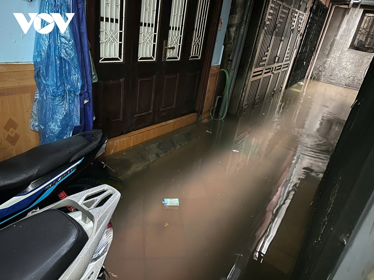 Nhiều khu dân cư ở Thủ đô Hà Nội vẫn ngập sâu, cuộc sống người dân đảo lộn