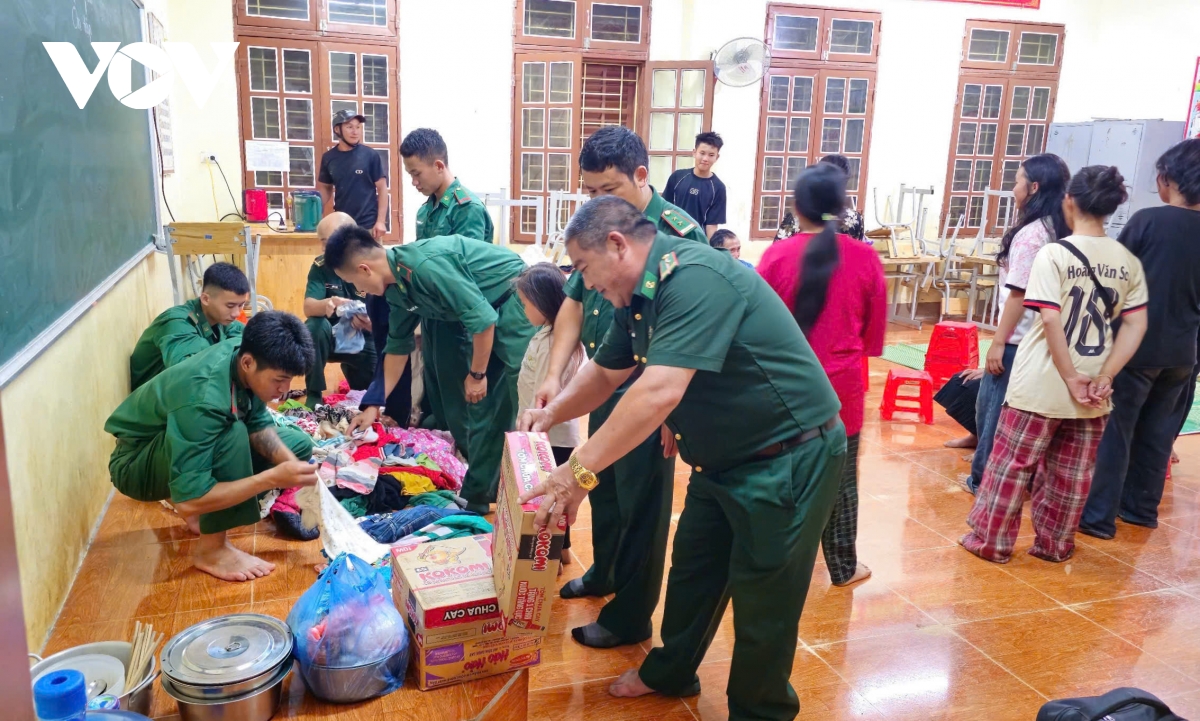 Bộ đội biên phòng Sơn La hỗ trợ bà con vùng lũ tránh trú an toàn trong đêm