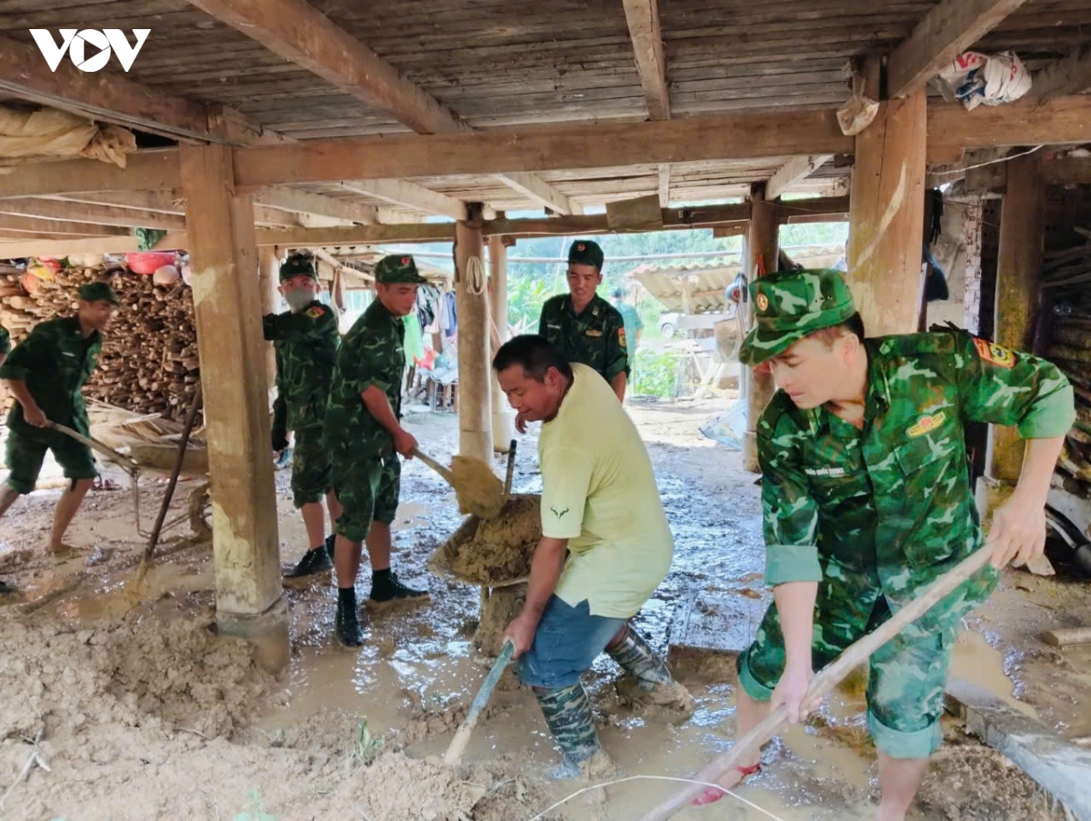bo doi bien phong son la cung ba con vung lu vuot kho hinh anh 3