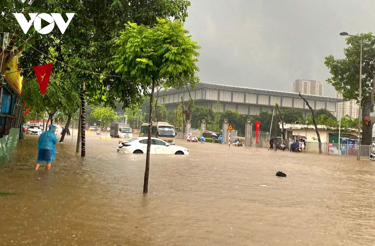 Xe chìm trong nước, chết máy la liệt sau cơn mưa lớn kéo dài ở Hà Nội