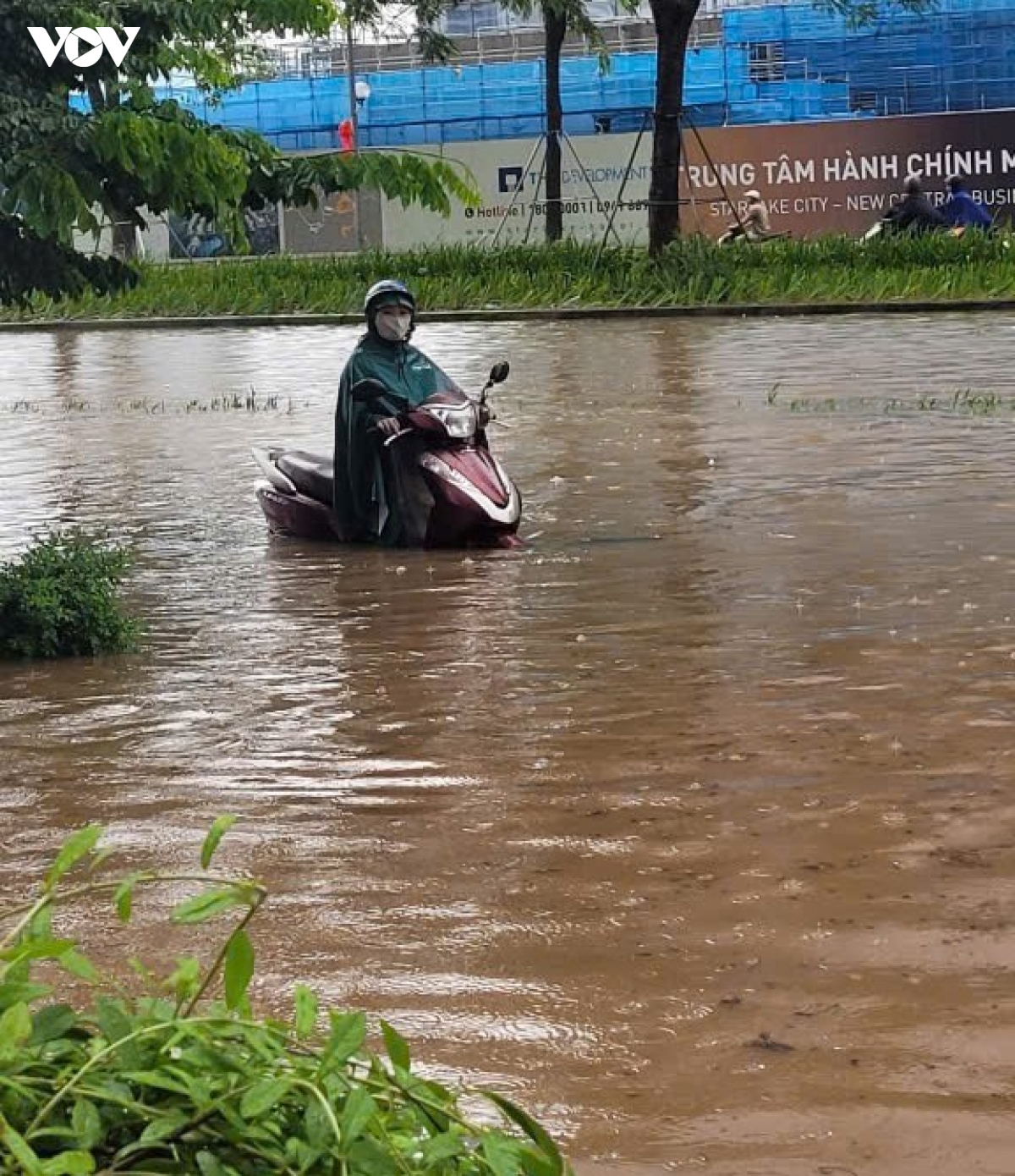 xe chim trong nuoc, chet may la liet sau con mua lon keo dai o ha noi hinh anh 4