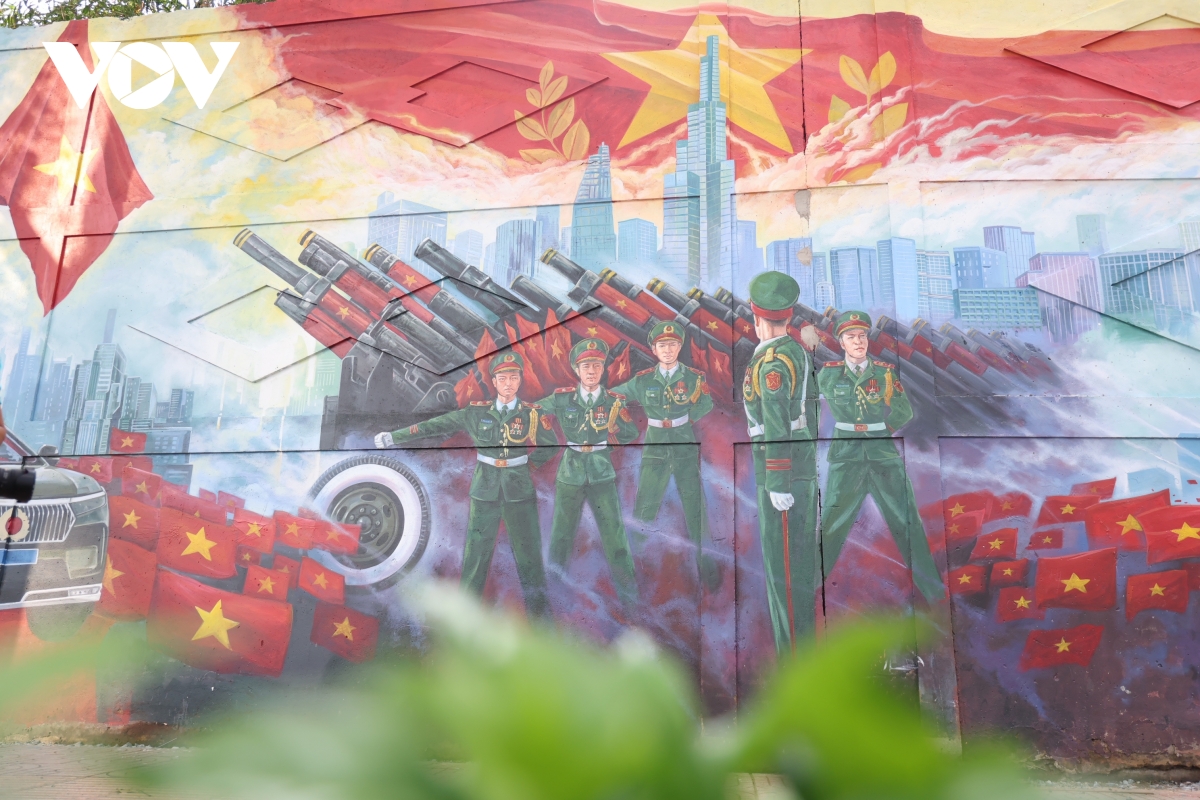 Admiran pintura mural sobre desfile en Ciudad Ho Chi Minh