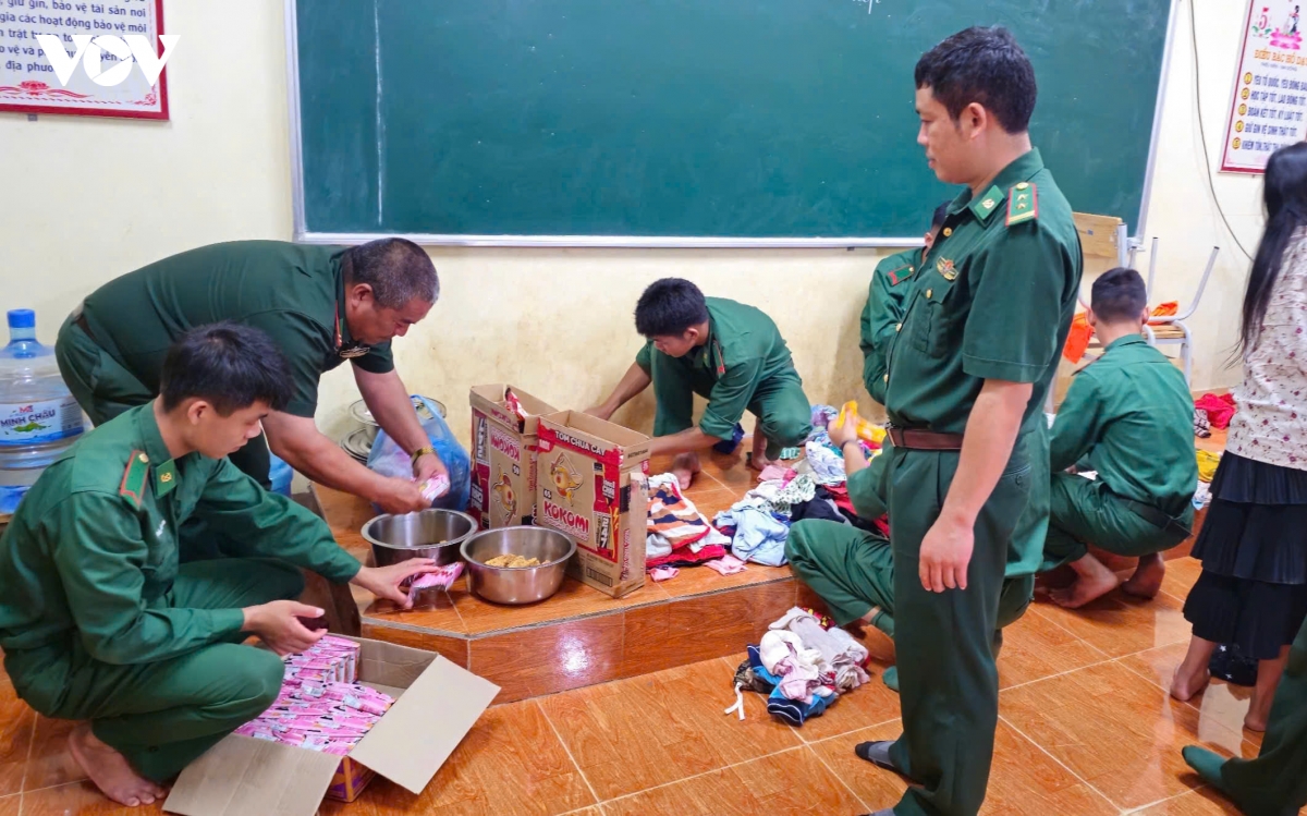 bo doi bien phong son la ho tro ba con vung lu tranh tru an toan trong dem hinh anh 5
