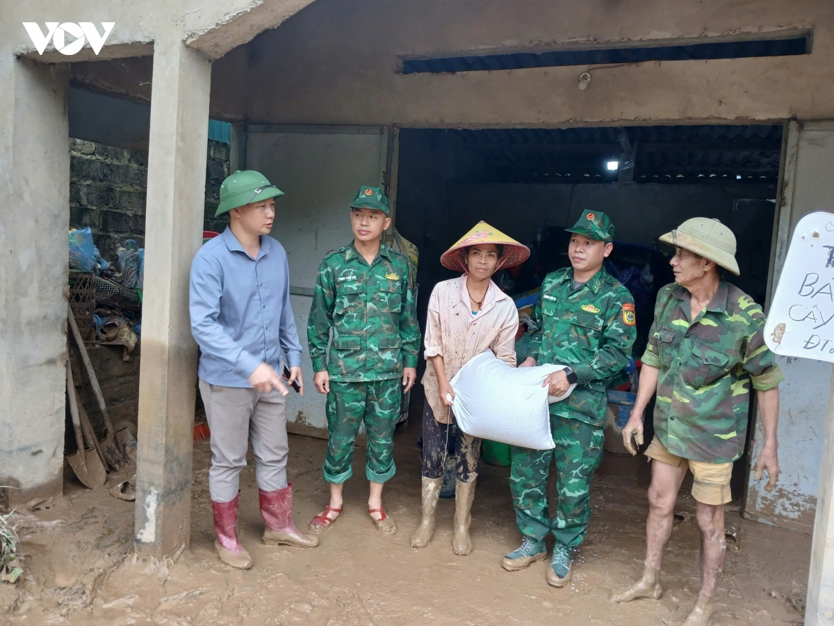 bo doi bien phong son la cung ba con vung lu vuot kho hinh anh 4